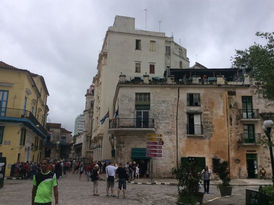 Oben auf der Dachterrasse ein teures Restaurant mit schöner Aussicht