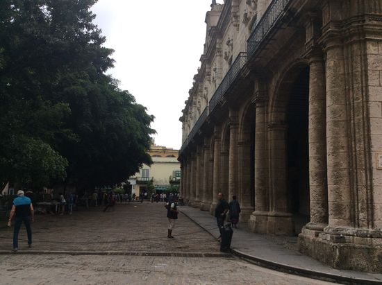 Hier wurde die Straße mit Holz verkleidet von Felipe Fonsdeviela, dem Marquis de la torre--damit die Pferdefuhrwerke nicht so viel Lärm machen