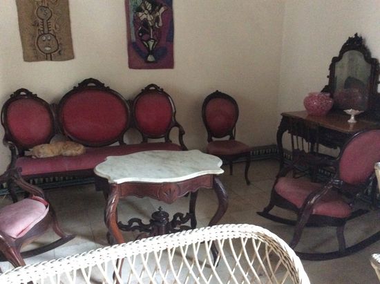 Hier findet man immer schöne Antiquitäten--leider im desolaten Zustand