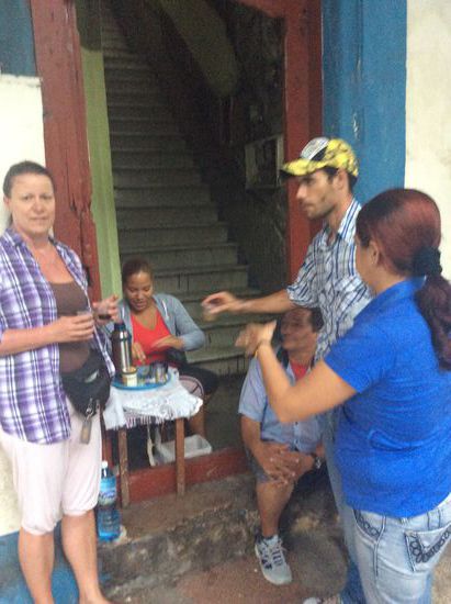 Viele verkaufen den Espresso in ihrem Hauseingang in den winzigen Tassen oder Bechern