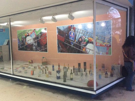 Schaufenster eines Supermarktes