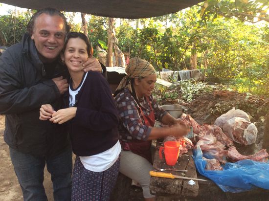 Die Chefin...im Hintergrund wird ein Lamm zerlegt...