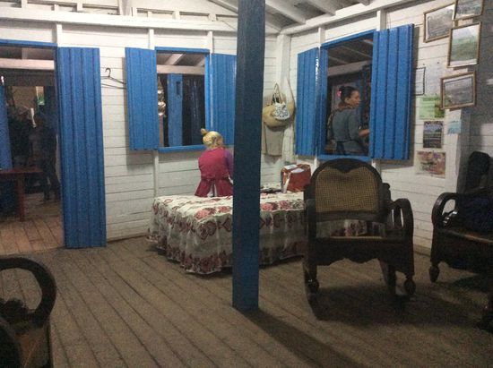 Das ist das Büro...auf dem Bett sitzt die Chefin und empfängt die Kunden...