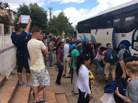Ein Viazulbus kommt an und die Meute wartet schon mit ihren Casa-Angeboten