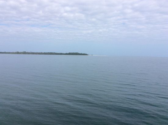 Ein schöner weißer Strand ist zu sehen