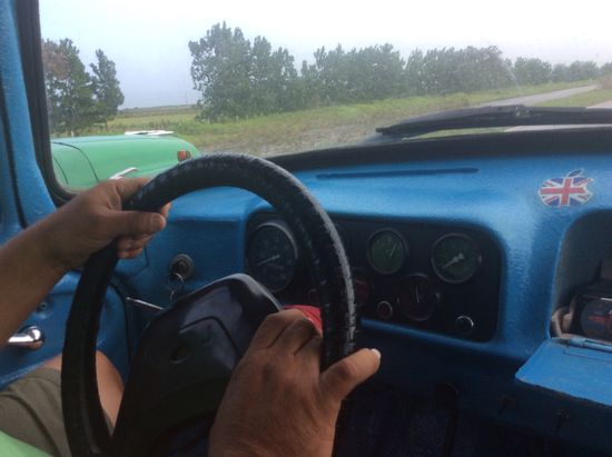 Unser Fahrer liefert sich ein minutenlanges Kopf an Kopf Rennen mit einem anderen LKW-Taxi....