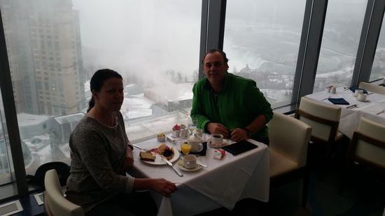 Frühstück im 33. Stock mit Blick auf die Wasserfälle