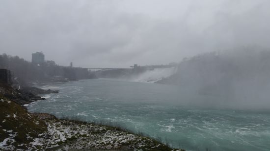 Blick zur "Rainbow Bridge" und den "American falls"