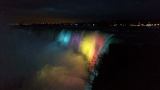 Regenbogenfarben werden die Wasserfälle angeleuchtet--leider mit meiner Handykamera nicht so gut wiederzugeben