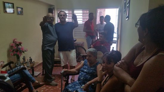 In den Wohnzimmern ist immer viel los. Da sie zur Straße sind und die Türen immer offen kommt ständig jemand mal kurz rein