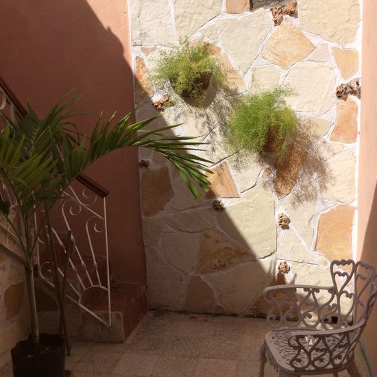 Hof mit Treppe zur Dachterrasse