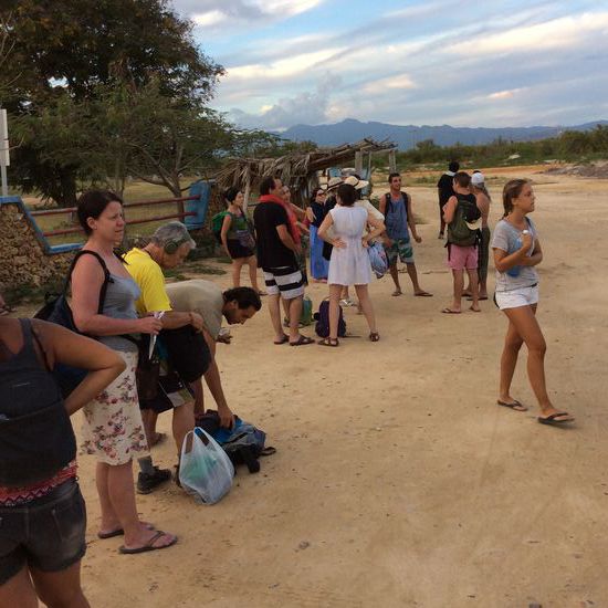 Schlange stehen am Bus