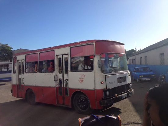 Ein voller Bus für Einheimische