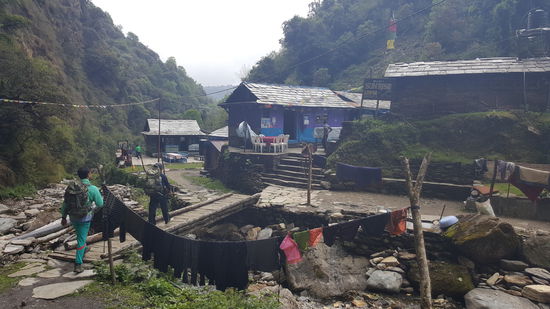 Banthanti auf 2660m liegt direkt vor uns.