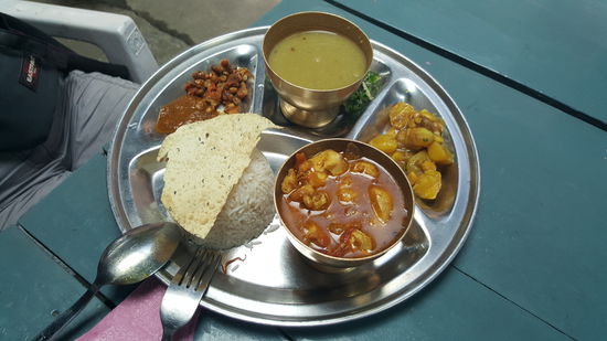 Dann ist Mittag angesagt. Unser erstes Dhal Bhat. Ein typisches nepalesisches Gericht. Etwas scharf, aber super lecker. Gestärkt geht es wieder up and down Richtung Tadapani. Leider setzt am Nachmittag wieder Regen ein .