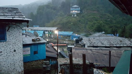 Weltuntergangsstimmung in Tadapani 2721m: es gießt in Strömen..
Aber wir haben eine super schöne Unterkunft. Das Hotel wurde erst vor 2 Monaten eröffnet. Es gibt tatsächlich eine saubere, warme Dusche . Im Speiseraum wird extra ein Ofen für uns angemacht. Wir werden überhaupt sehr freundlich und zuvorkommend behandelt.