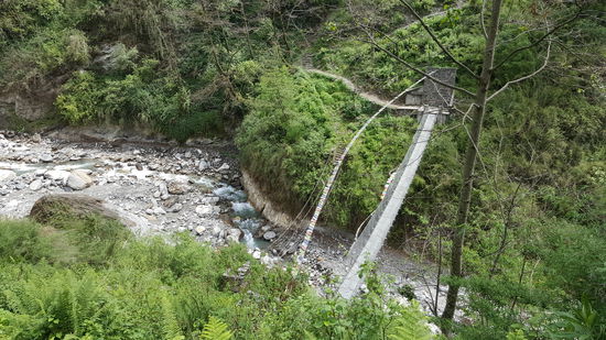 Und über diese Hängebrücke geht es dann auf die andere Seite um wieder aufzusteigen.