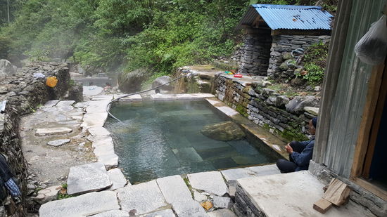 Es ist herrlich, wir sitzen im hinteren  Pool genießen das warme Wasser unter freiem Himmel. Der Fluß ist tosend laut. Ringsherum der dschungelartige Wald. Besser hätte der Tagesabschluß kaum sein können.