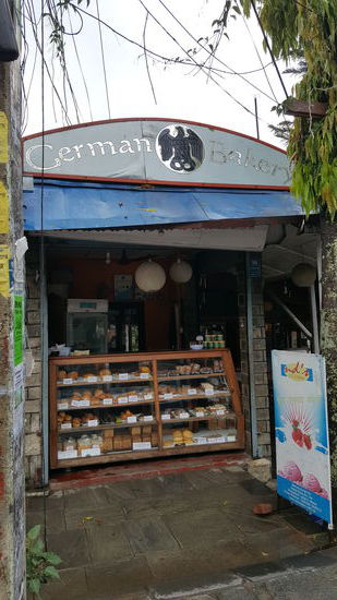 ..mit deutsch-ähnlichen Backwaren...da muss Ines etwas kaufen ....lecker.