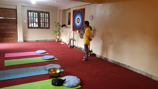 So kommt es, das wir zwei Stunden später auf diesen Matten liegen um mit den Schwingungen der Klangschalen tief zu entspannen. Super wohltuend das Ganze.