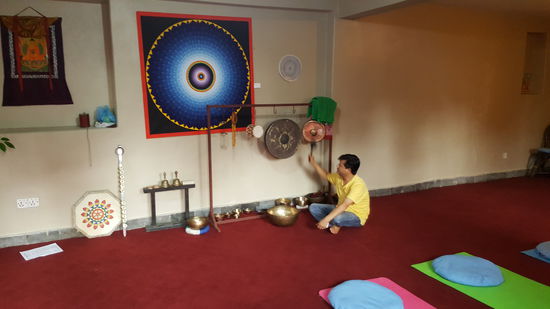 Denny, der Besitzer erzählt uns stolz von seinen Plänen noch mehr Kurse anzubieten. Da es uns so gut gefallen hat, versprechen wir in hier zu erwähnen. Man findet Denny Lama am Lakeside 6 in Pokahara. Er bietet auch Yoga und Reiki an.