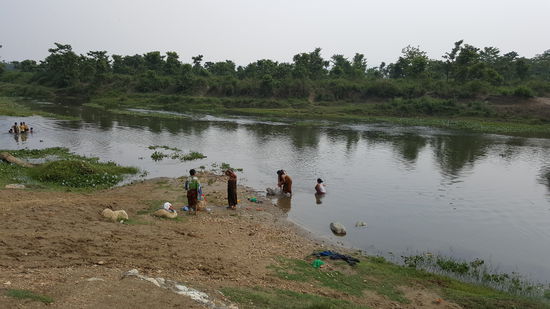 Hinten planschen die Kinder. Wir hören dass sie Spaß haben