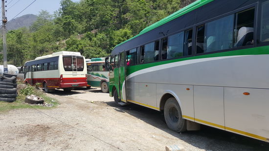 Dicht gedrängt schieben sich die vielen Busse und LKW's Meter für Meter auf der Straße weiter.