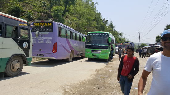 ...es ist inzwischen drückend heiß...und noch kennen wir nicht den Grund, warum sich das alles so schrecklich hinzieht....
