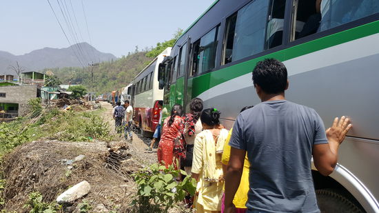 Immer wieder wird jede Gelegenheit genutzt mal wieder für wenige Minuten aus dem Bus zu steigen und die Beine zu vertreten bzw. etwas zu kaufen. Man konnte allerdings dabei Gefahr laufen, dass der Bus dann ohne einem weiter fuhr. So erging es unserer "Schrei- Oma". Wir hatten eine ältere Nepalesin an Bord die unentwegt lauthals am Erzählen war....puh anstrengend.
Aber nach einiger Zeit hat sie der Bus dann doch wieder aufgesammelt.