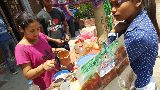 Am Wegesrand versuchen die Nepalesi etwas an den Mann zu bringen.
Wie dieser Imbiss aus Reis, Erbsen, Zwiebeln, Pellkartoffeln, unzähligen Gewürzen und Puffreis...ja--wirklich!