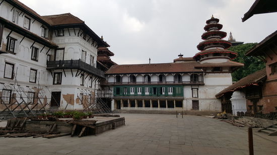 Der alte Königspalast. Nepal hat noch eine recht junge Demokratie, seit Mai 2008.
Der letzte König wurde bei einem Massaker im Juni 2001 ermordet.
Das Massaker fand im Rahmen eines familiären Abendessens statt. Der Kronprinz Dipendra soll im Alkohol und Drogenrausch mit einem Maschinengewehr seine Eltern, Geschwister,Cousinen und Schwager erschossen haben. Anschließend sich selbst. Nur ein Bruder, der an diesem Familienessen nicht teilnehmen konnt, überlebte und bestieg für kurze Zeit den Thron.Diese Nichtteilnahme des Bruders am Abendessen sorgte aber widerum für Spekulationen ob er nicht vielleicht der Drahtzieher des Ganzen war...eine sehr spannende Geschichte. Diese gibt es auch als Buch..