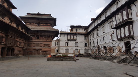 Hier sind die Schäden des Erdbebens überall sichtbar. Viele Wände sind durch Stützen abgesichert.