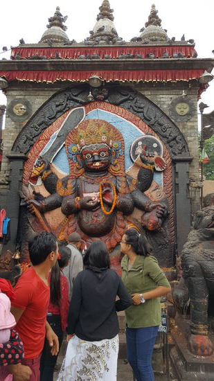 An dieser Skulptur stellte man früher fest, ob ein Verbrecher die Wahrheit sprach oder nicht ?! Heute hat man auf der gegenüberliegenden Strasse eine Polizeistation eingerichtet. 
