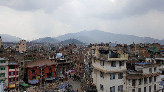 Blick auf die Stadt, hinten auf dem Hügel ist der Affentempel zu sehen
