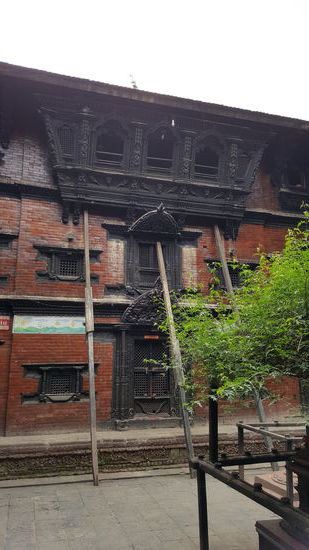 Dort oben am mittleren Fenster war sie für einen kurzen Augenblick sichtbar. Es ist verboten sie zu fotografieren.Wir haben sie auf 10Jahre geschätzt. Sie war stark geschminkt , trug ein rotes Gewand. Sie sah irgendwie hübsch aus und wirkte unglücklich, frustriert, trotzig. Wie mag wohl das wahre Leben einer Kindsgöttin aussehen, das fragten wir uns ??