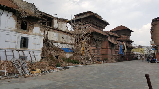 Immer wieder Spuren vom Erdbeben.