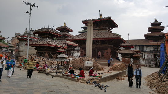 Ein Tempel über und über mit Tauben.Die werden hier auch noch gefüttert. Davor stehen Händler die Futter für die Tauben verkaufen