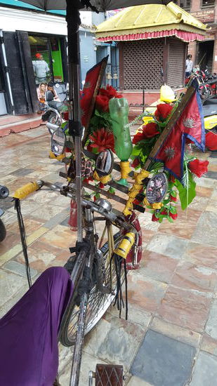 Das ist eine geschmückte Fahrradrikscha. Damit wollten wir zurück fahren, aber als dem Fahrer bewußt wurde wie weit das ist, hat er abgelehnt und wir haben wieder ein Taxi genommen