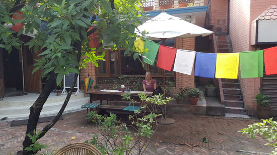 Wir frühstücken wieder in dem gemütlichen Innenhof. Heute setzt sich Rene zu uns, ein guter Freund des Hauses. Er ist schon mehrere Jahre in Nepal und hat auch immer mal wieder dieses Guest House gefuehrt. Er ist sehr hilfsbereit und gibt uns einige Tips für weitere Unternehmungen in Kathmandu.