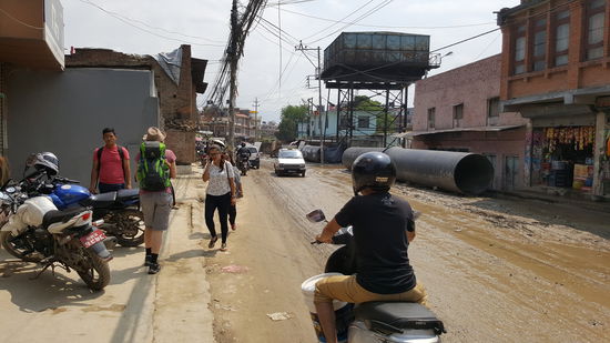Nach dem nächtlichen Gewitter haben sich die Strassen in Schlamm Pisten verwandelt. Wir sind auf dem Weg zum Kloster Kopan. Es ist eine Stund Fussmarsch von unserem Guest House entfernt.