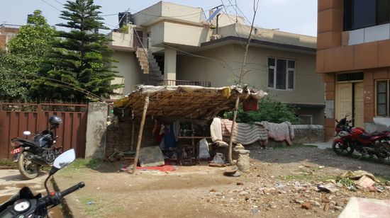 Eine kleine Näherei am Straßenrand...