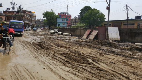 Es bleibt auch mal ein Auto im Schlamm stecken..