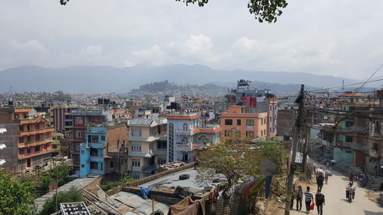 Weit hinten sehen wir schon das Kloster. Während wir so durch die Strassen gehen, entdecken wir immer wieder neue Dinge. In jedem Haus ein Geschaeft. Jeder versucht hier sein Geld zu machen. Sei es mit Stoffen, Lebensmittel, der Reparatur irgendwelcher Dinge, Baumaterial, einfach alles. Das alles auf super beengtem Raum und aller einfachsten Umständen. Oft ist das Geschäft auch Lebensraum für die ganze Familie. Auch mit dem Fahrrad oder zu Fuß sind viele unterwegs und versuchen Obst, Gemüse und andere Dinge zu verkaufen. Am Straßenrand sitzen sie und bieten Schuhreparatur bzw Putzen an. Die meisten sind sehr diskret und zurückhaltend. Die Menschen sind zum großen Teil sehr arm. 
So ist es zB auch üblich, das die Bediensteten eines Guest Houses die Nacht auf einer Matraze hinter der Rezeption oder der Couch im Eingangsbereich verbringen. Sie haben keine Privatsphäre. Noch schlimmer dran sind die Menschen die in einfachsten Hütten oder Zelten hausen.