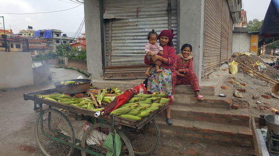 überall kleine Geschäfte. Hier gibt es gegrillten Mais..