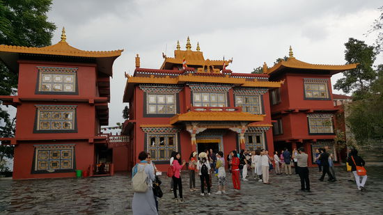 Dieses Kloster ist nur wenige Minuten von Kopan entfernt. Leider kann es zur Zeit nicht besichtigt werden. Hier ist eine japanische Reisegruppe. Sie wollen in diesen Räumlichkeiten gemeinsam Essen. Uns war es gelungen uns ihnen am Eingang anzuschließen, so konnten wir zumindest diese Bilder von dem Kloster einfangen. Danach sind wir aufgeflogen, warum nur