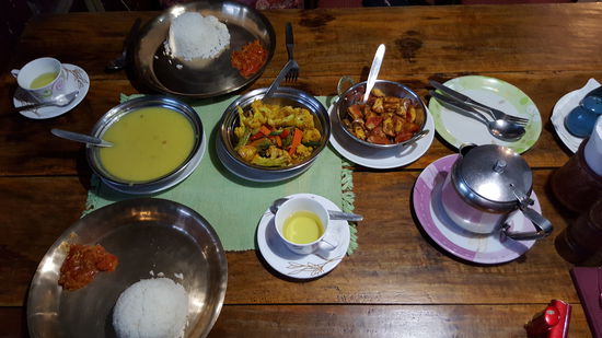 Am Abend wieder lecker Essen. Heute Dhal Bhat.