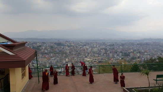 Toller Blick auf Kathmandu mit den Jungmönchen die sich schon für das Gebet versammeln.