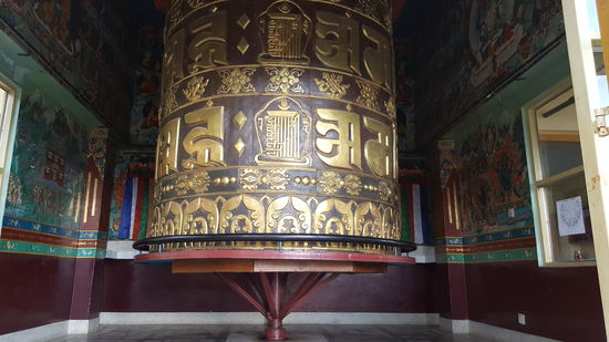 Eine große Gebetsmühle.