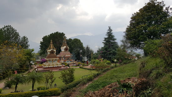 Wir klettern weiter hoch und haben dann noch die schönen Berge im Hintergrund und leider ziehen auch wieder Regenwolken auf.