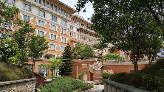 Rene hat uns eine Abkürzung durch die Parkanlage von dem Hotel Hyatt empfohlen. Die Hotelanlage ist wie eine andere Welt inmitten von Kathmandu. Die Tatsache, das die bereits erwähnte Zeltstadt der Armen direkt neben diesem Hotel liegt wirkt auf uns makaber und krass.